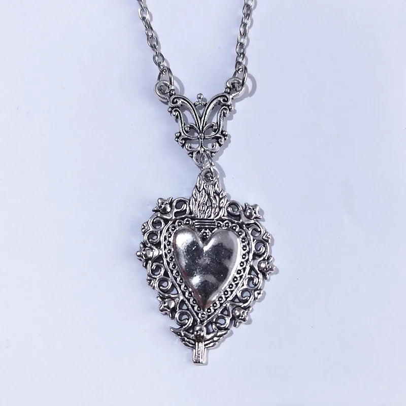 Gothic Antique Silvery Black Heart Pendant Sacred Heart Necklace for Women Party Personality Jewelry