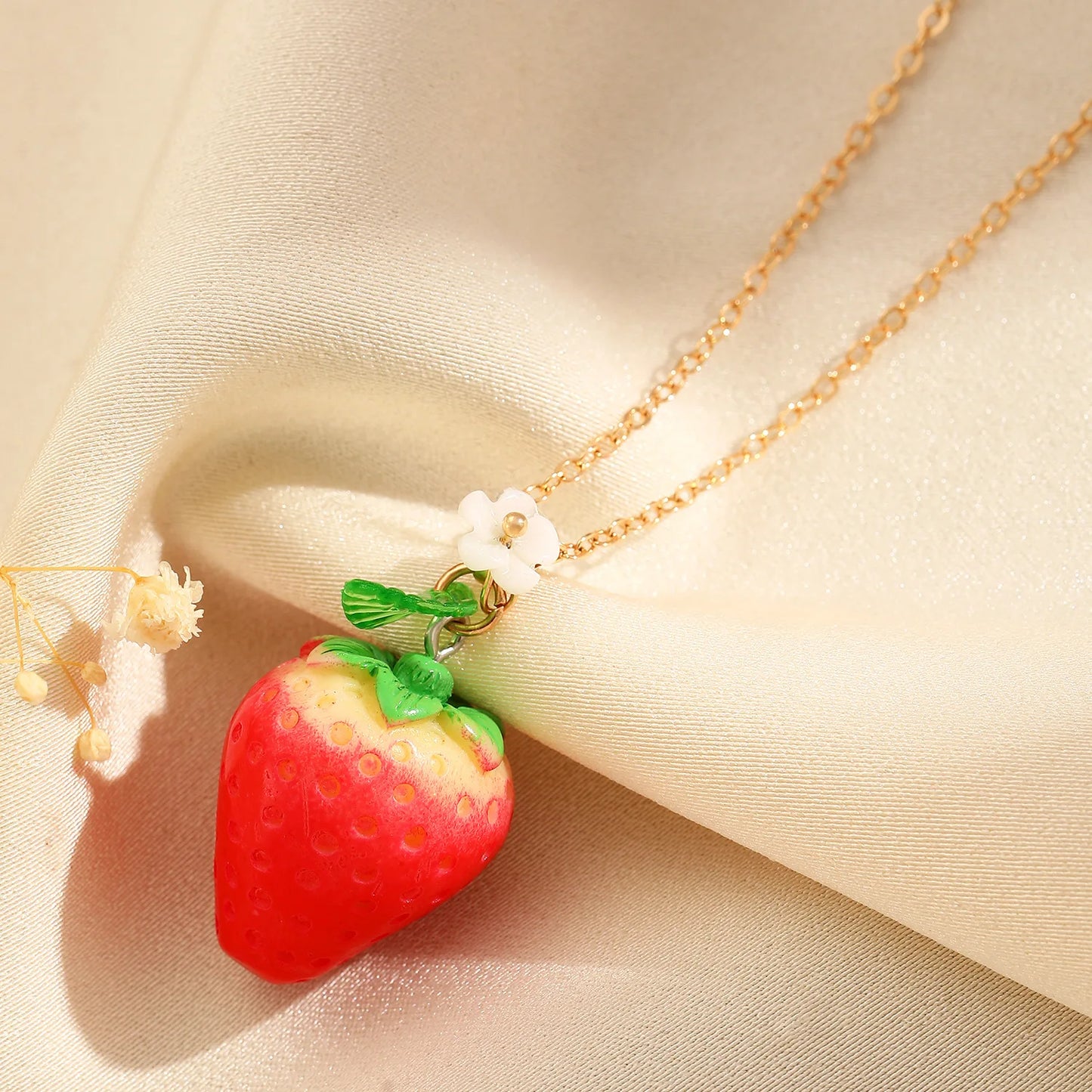 Collar LATS de fresa dulce y bonito para mujer, cadena de clavícula versátil de color melocotón, accesorios de fruta nuevos para primavera y verano 2025