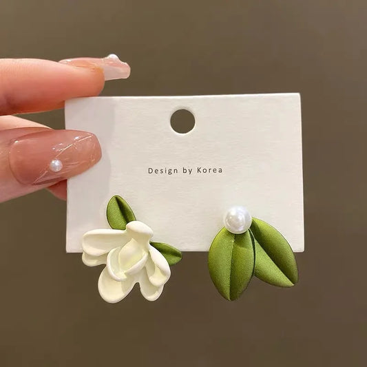 LATS 2025 Pendientes asimétricos de gardenias con perlas de imitación para mujer y niña, nuevos accesorios de joyería con temperamento floral.
