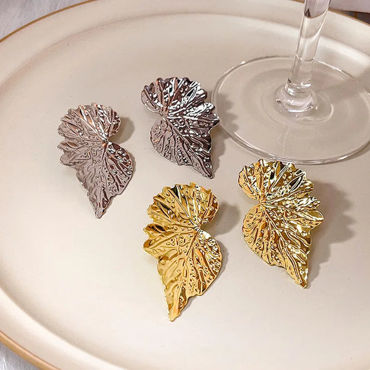 Brincos de folha de metal retrô para mulheres, brincos de cor dourada e prateada, estilo punk, joias da moda europeia, presente