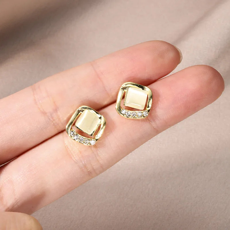 Exquisite Hollow Square Opal Crystal Stud Earrings for Women New Fashion Beautiful Crystal Ear Jewelry Wholesale