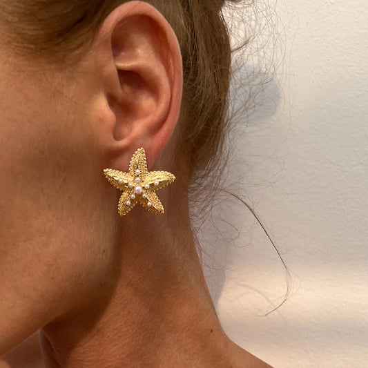 LATS - Pendientes de estrella de mar simulada de color dorado para mujer, exquisitos pendientes de perla con estrella pequeña, joyería de uso diario para playa y verano