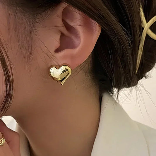 Pendientes LATS con forma de corazón, color dorado, superficie lisa, estilo minimalista, para mujer, para boda o novia.