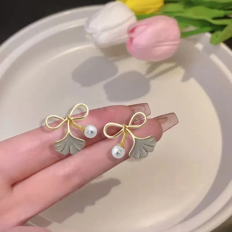 LATS 2025 Asymmetry Imitation Pearl Gardenias Stud Earrings for Women Girl New Fashion Flower Temperament Jewelry Accessories