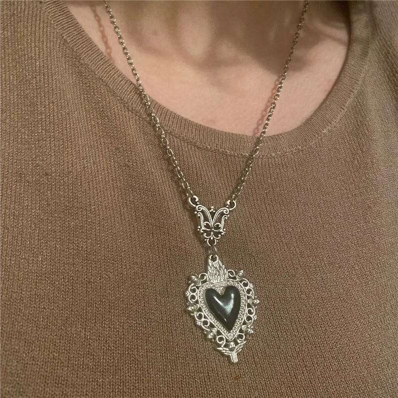 Gothic Antique Silvery Black Heart Pendant Sacred Heart Necklace for Women Party Personality Jewelry