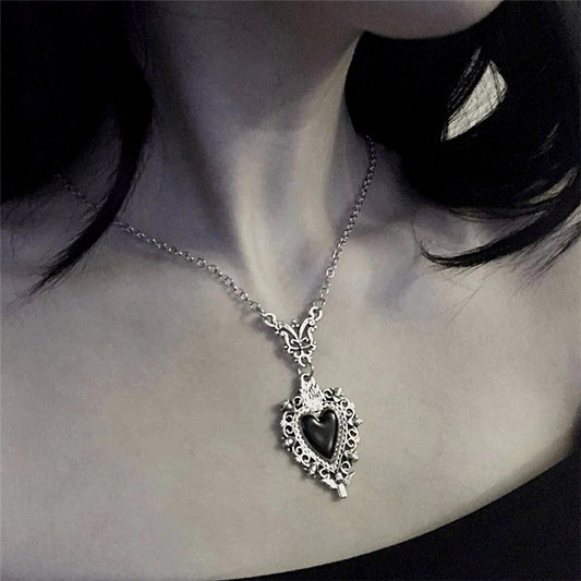 Gothic Antique Silvery Black Heart Pendant Sacred Heart Necklace for Women Party Personality Jewelry