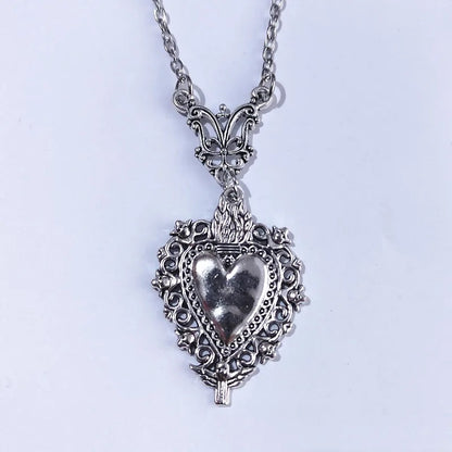 Gothic Antique Silvery Black Heart Pendant Sacred Heart Necklace for Women Party Personality Jewelry