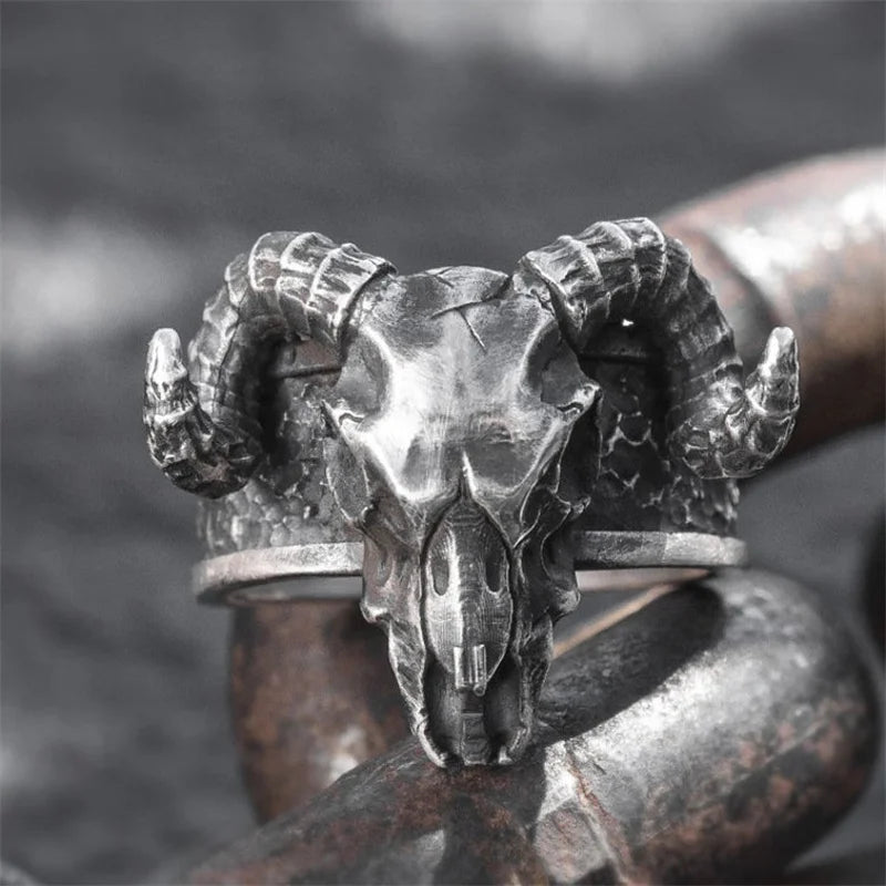 2023 New Punk Black Rings Thorns Vine Twine Red Rhinestones Hollow Unsex Couple Finger Ring Women Men Jewelry Gift