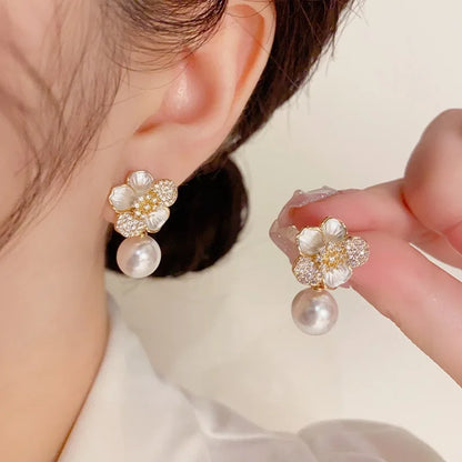 LATS 2025 Asymmetry Imitation Pearl Gardenias Stud Earrings for Women Girl New Fashion Flower Temperament Jewelry Accessories