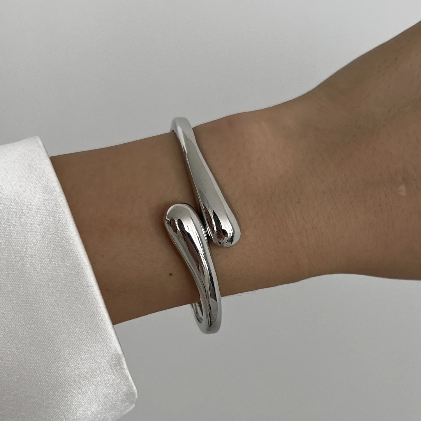 Bracelet for Women 2024 Design Sense Fashion Trend Metal Smooth Water Drop Hug Jewelry Pulseras Mujer Sterling Silver 925 Girl