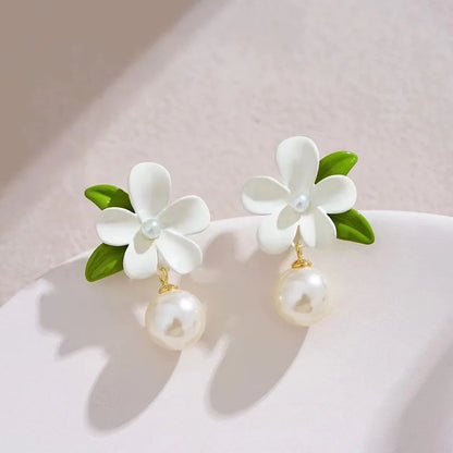 LATS 2025 Asymmetry Imitation Pearl Gardenias Stud Earrings for Women Girl New Fashion Flower Temperament Jewelry Accessories