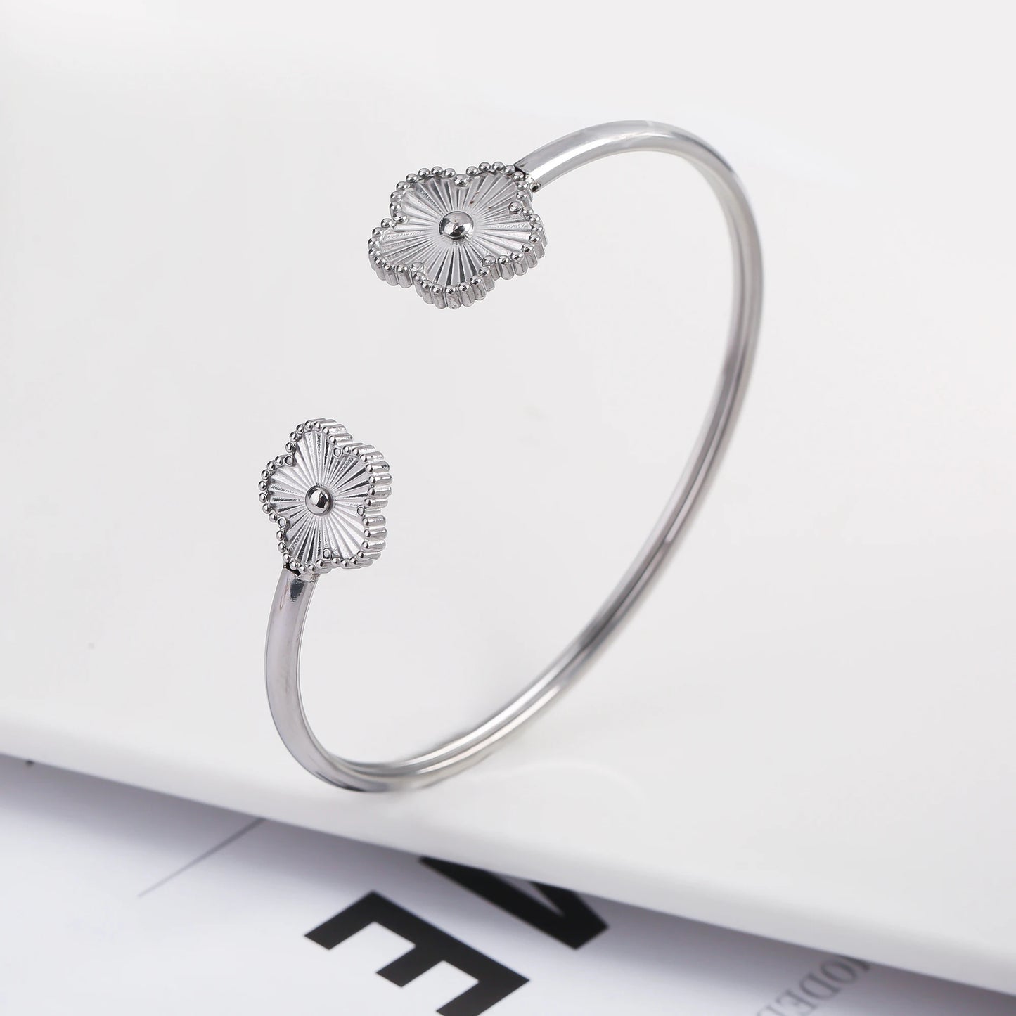Fashionable New Design Stainless Steel Metal Gold Silver Five Leaf Flower Bracelet High Quality Women's Temperament Gift Clover