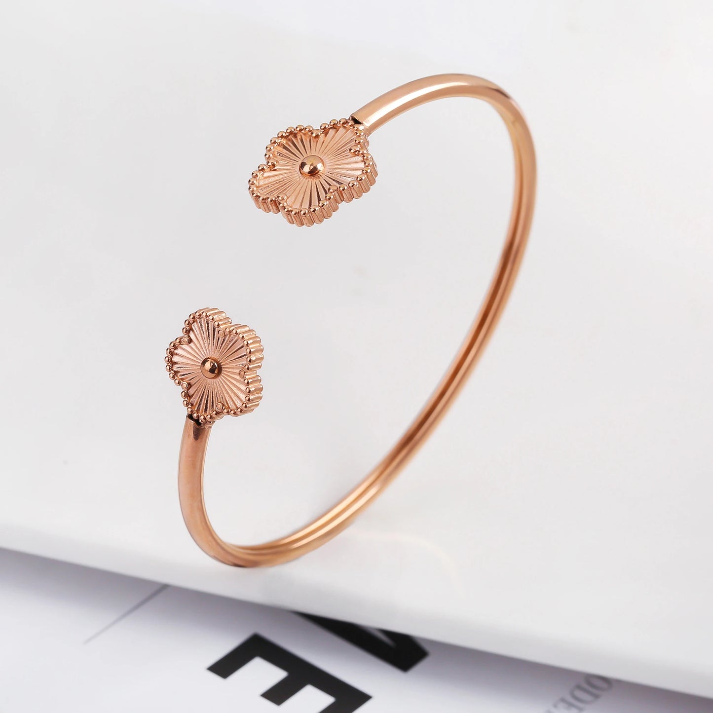 Fashionable New Design Stainless Steel Metal Gold Silver Five Leaf Flower Bracelet High Quality Women's Temperament Gift Clover