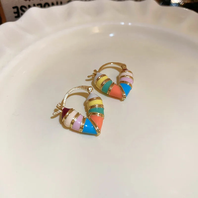 Brincos de argola vazados em formato de coração colorido para mulheres, design coreano doce, fivela de orelha, joia de festa temperamental e estilosa fofa