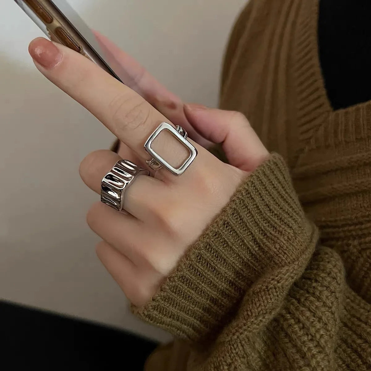 2023 New Punk Black Rings Thorns Vine Twine Red Rhinestones Hollow Unsex Couple Finger Ring Women Men Jewelry Gift