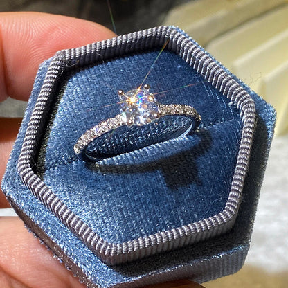Classic 4 Claws Design Round Zirconia Women Wedding Engagement Rings  Available Low-key Bridal Jewelry Hot Sale