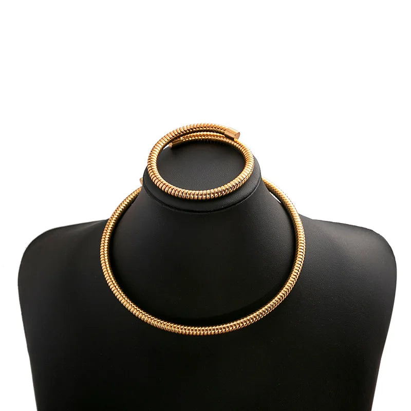 2023 New Punk Black Rings Thorns Vine Twine Red Rhinestones Hollow Unsex Couple Finger Ring Women Men Jewelry Gift