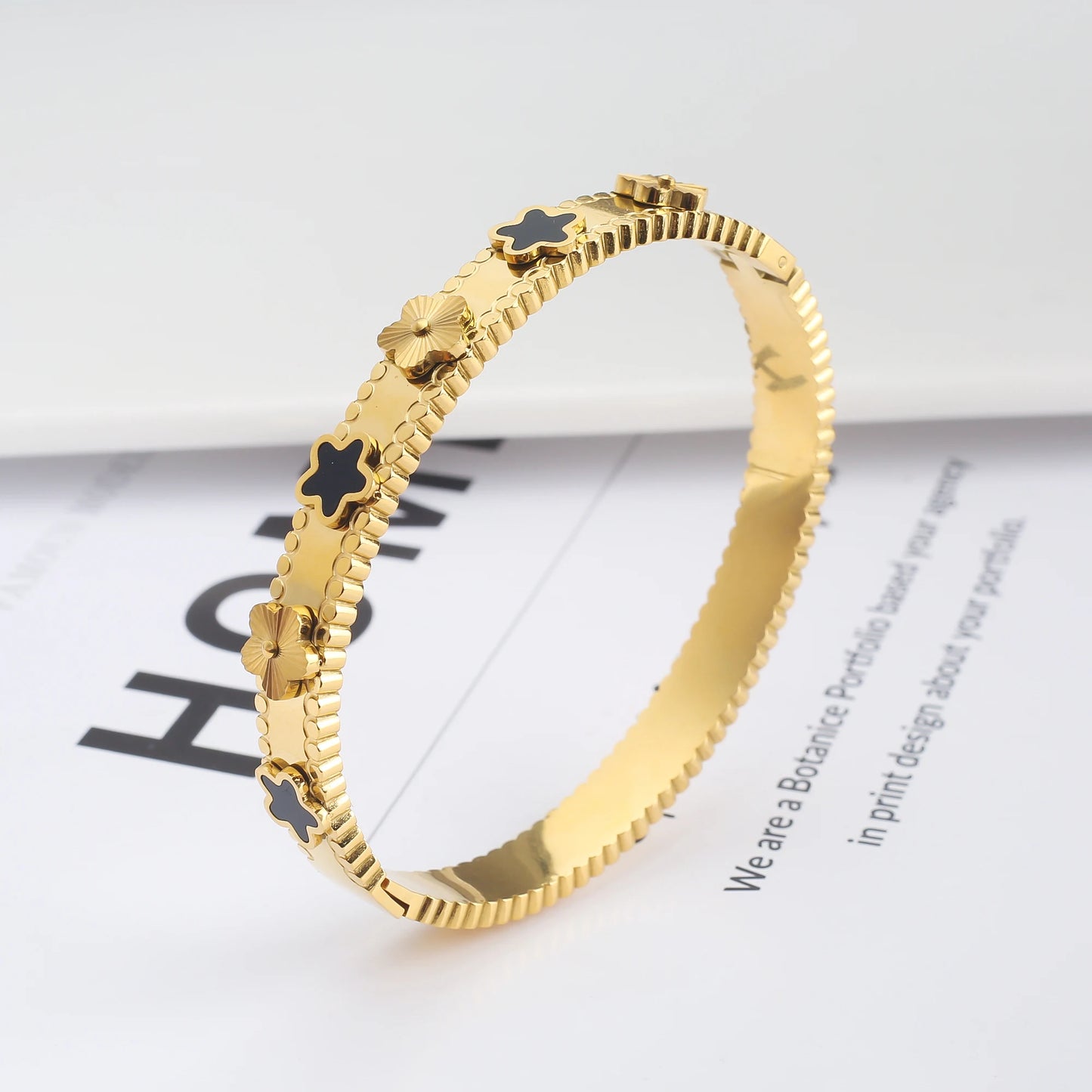 Fashionable New Design Stainless Steel Metal Gold Silver Five Leaf Flower Bracelet High Quality Women's Temperament Gift Clover