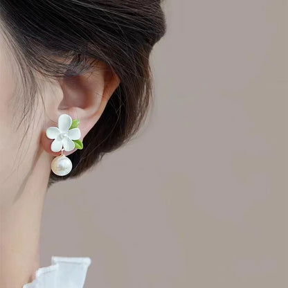 LATS 2025 Asymmetry Imitation Pearl Gardenias Stud Earrings for Women Girl New Fashion Flower Temperament Jewelry Accessories