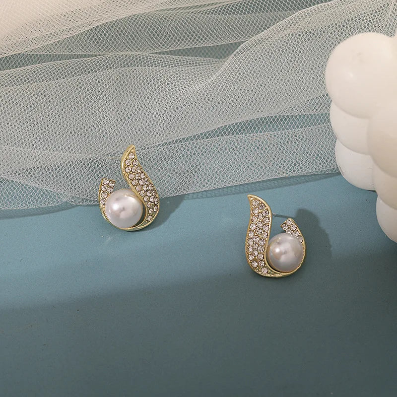 New Fashion Crystal Women's Unusual Earrings Gold Color Flame Pearl Stud Earrings Korean Style Ear Jewelry boucle d'oreilles