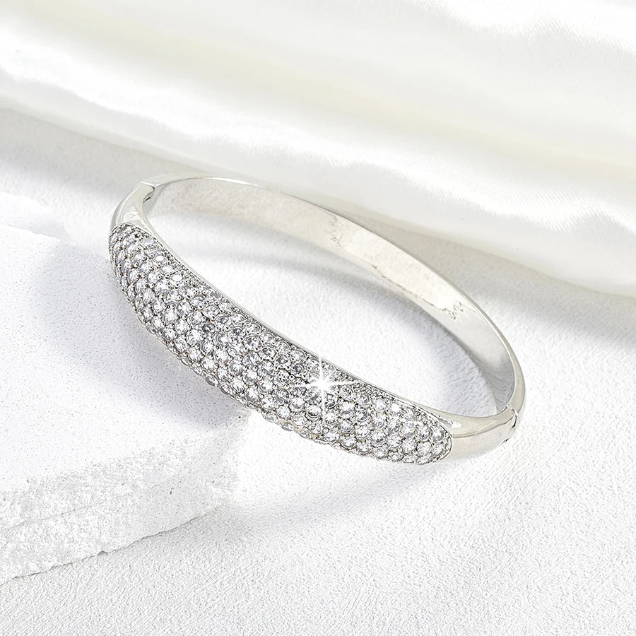 Elegant Lightweight Ladies Bracelet Fashionable Luxury Accessory for Daily Use Ideal Gift Jewelry for Family And Friends