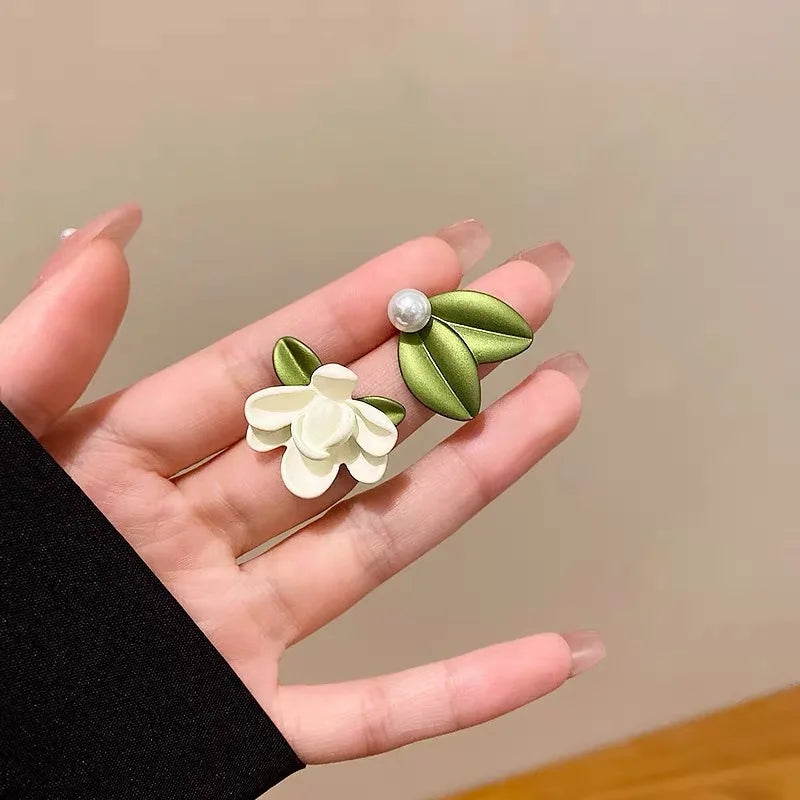 LATS 2025 Asymmetry Imitation Pearl Gardenias Stud Earrings for Women Girl New Fashion Flower Temperament Jewelry Accessories