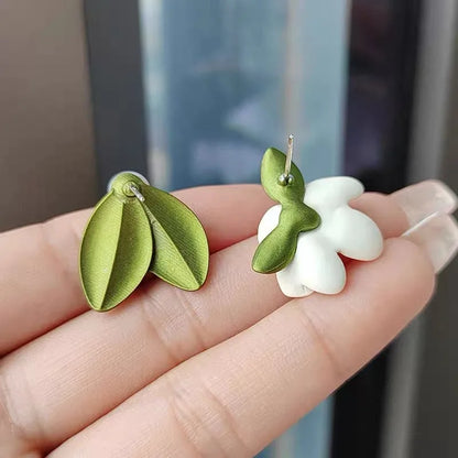 LATS 2025 Asymmetry Imitation Pearl Gardenias Stud Earrings for Women Girl New Fashion Flower Temperament Jewelry Accessories