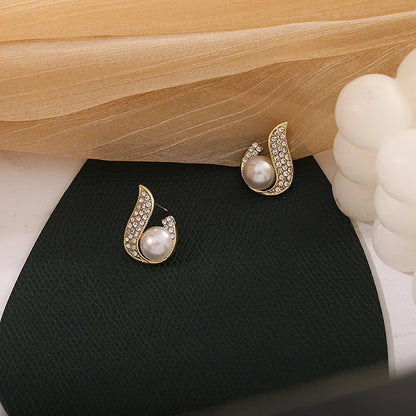 New Fashion Crystal Women's Unusual Earrings Gold Color Flame Pearl Stud Earrings Korean Style Ear Jewelry boucle d'oreilles
