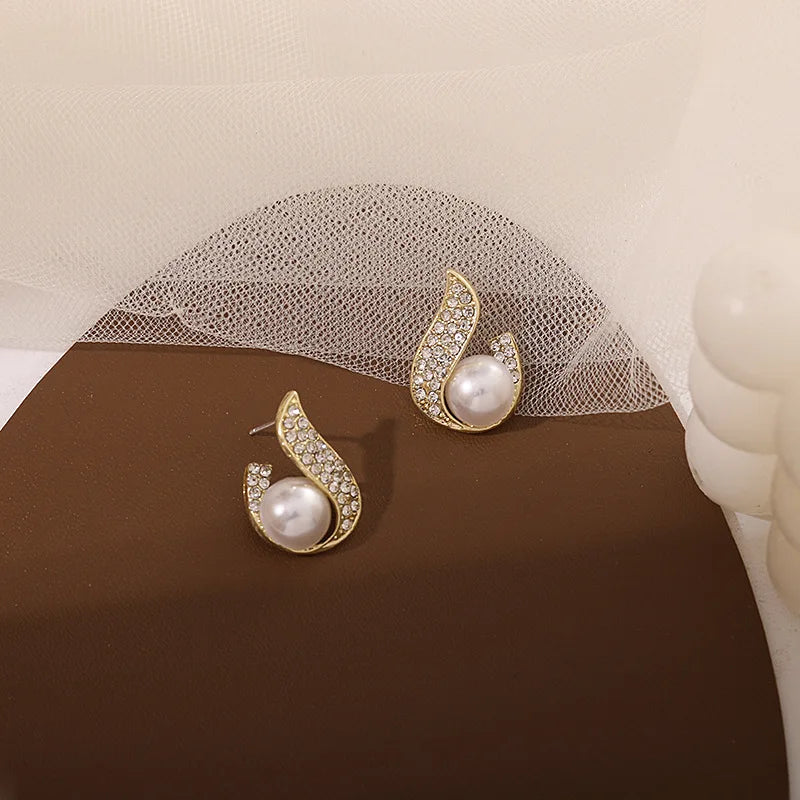 New Fashion Crystal Women's Unusual Earrings Gold Color Flame Pearl Stud Earrings Korean Style Ear Jewelry boucle d'oreilles
