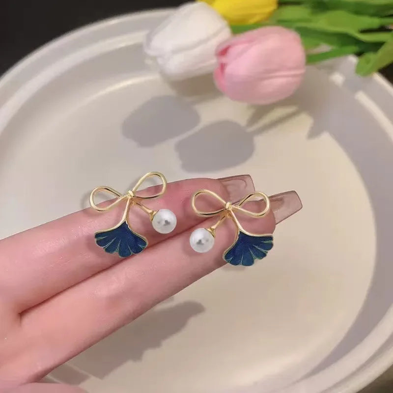 LATS 2025 Asymmetry Imitation Pearl Gardenias Stud Earrings for Women Girl New Fashion Flower Temperament Jewelry Accessories