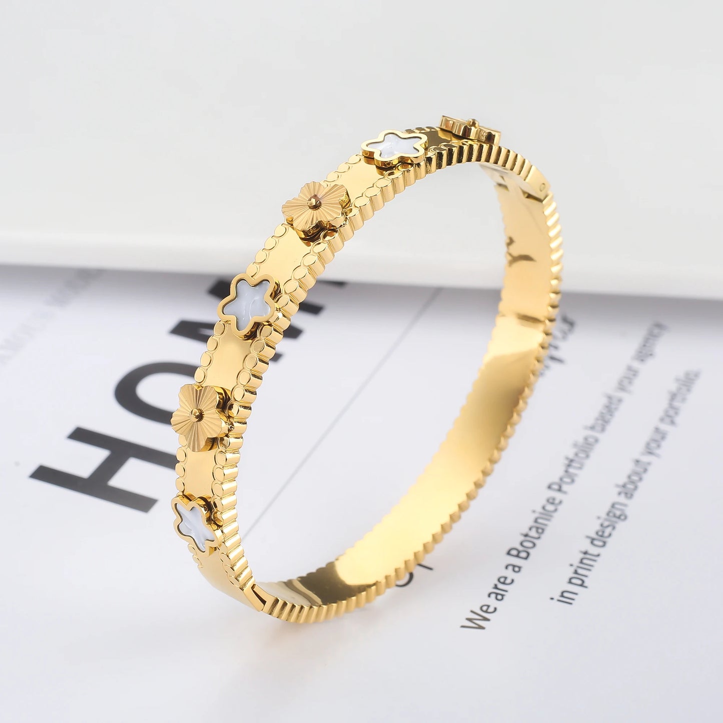 Fashionable New Design Stainless Steel Metal Gold Silver Five Leaf Flower Bracelet High Quality Women's Temperament Gift Clover