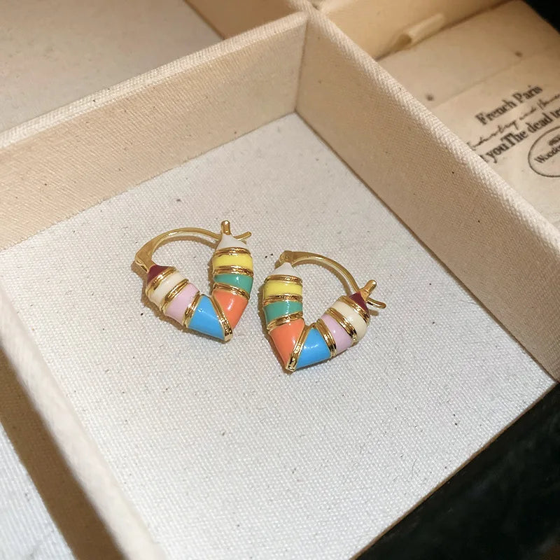 Brincos de argola vazados em formato de coração colorido para mulheres, design coreano doce, fivela de orelha, joia de festa temperamental e estilosa fofa
