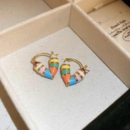 Brincos de argola vazados em formato de coração colorido para mulheres, design coreano doce, fivela de orelha, joia de festa temperamental e estilosa fofa