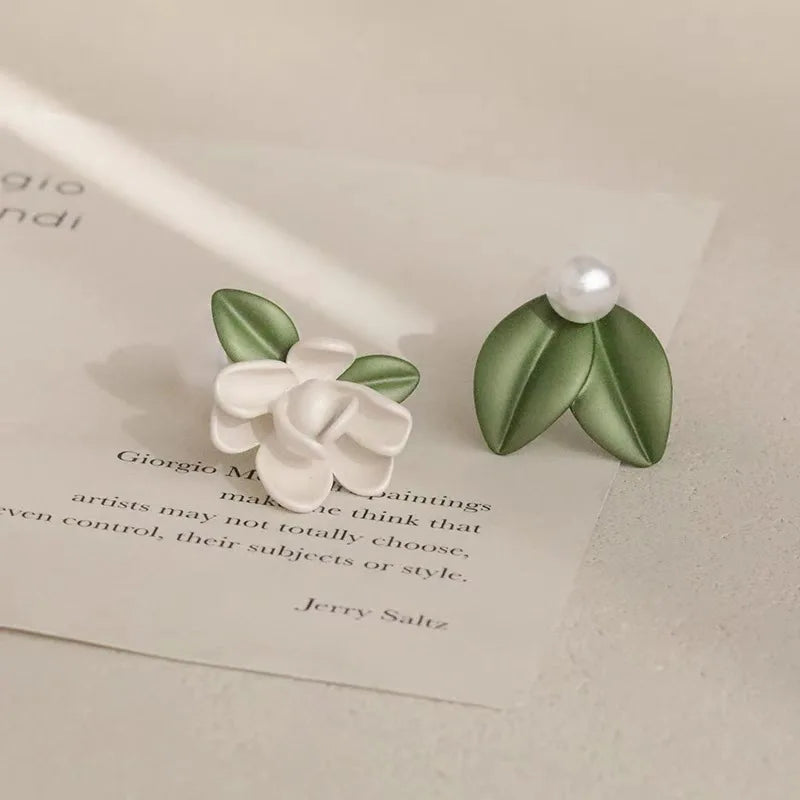 LATS 2025 Asymmetry Imitation Pearl Gardenias Stud Earrings for Women Girl New Fashion Flower Temperament Jewelry Accessories