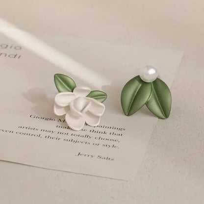 LATS 2025 Asymmetry Imitation Pearl Gardenias Stud Earrings for Women Girl New Fashion Flower Temperament Jewelry Accessories