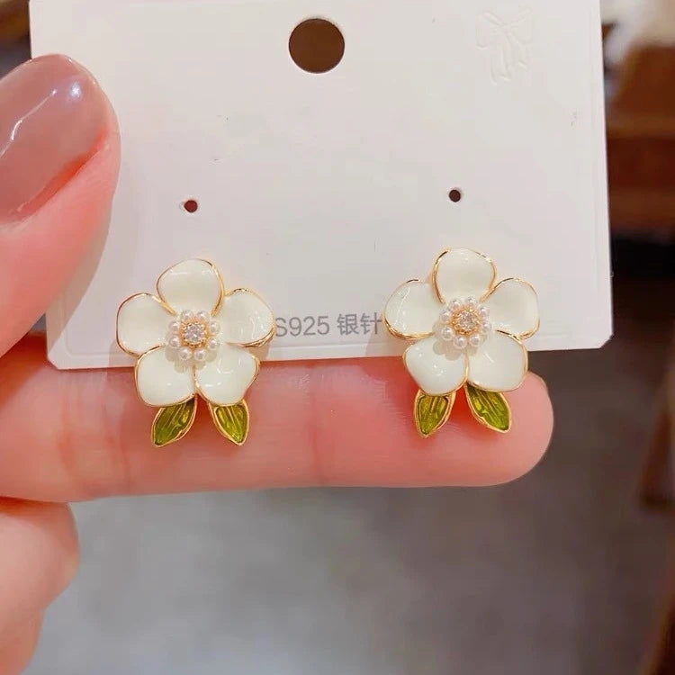 LATS 2025 Asymmetry Imitation Pearl Gardenias Stud Earrings for Women Girl New Fashion Flower Temperament Jewelry Accessories