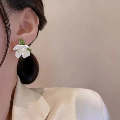 LATS 2025 Asymmetry Imitation Pearl Gardenias Stud Earrings for Women Girl New Fashion Flower Temperament Jewelry Accessories