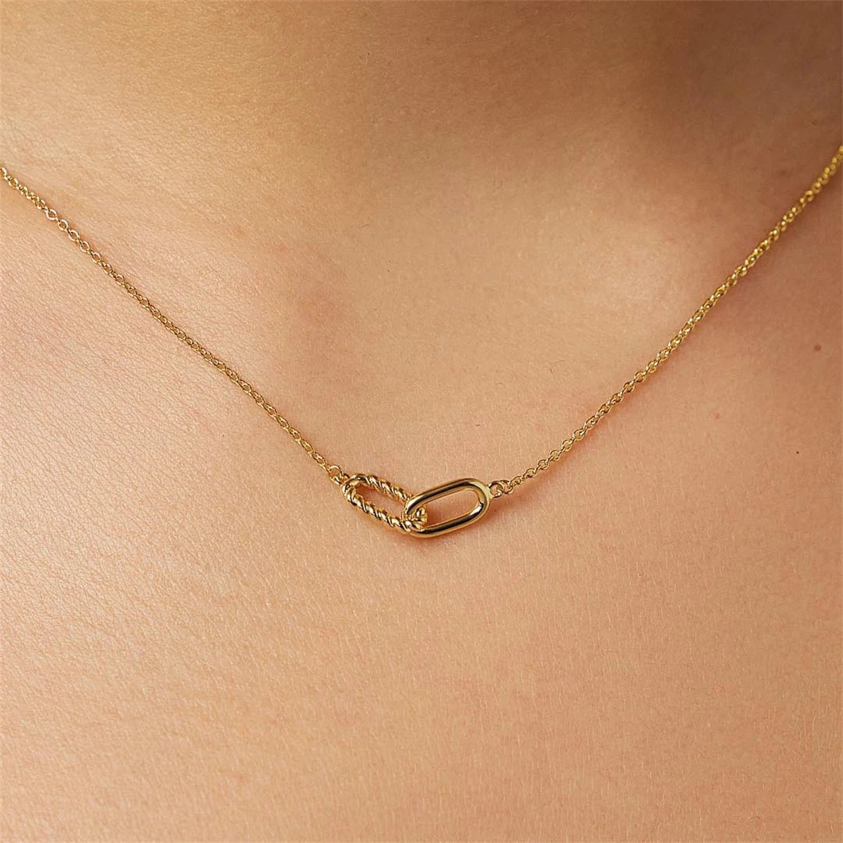 Double ring necklace with interlocking circles, pendant bone chain, women's fashionable stainless steel, gold-plated