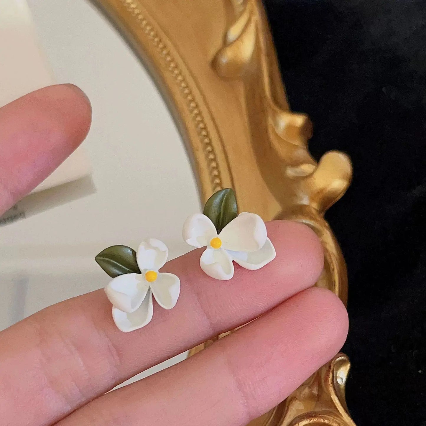 LATS 2025 Asymmetry Imitation Pearl Gardenias Stud Earrings for Women Girl New Fashion Flower Temperament Jewelry Accessories