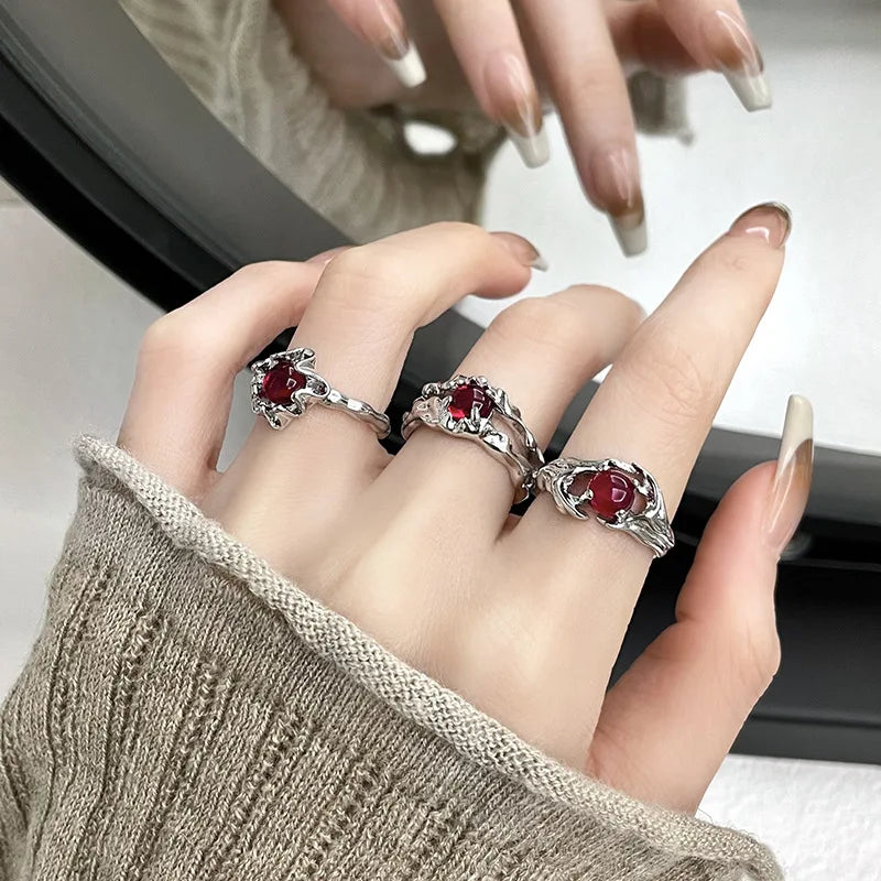2023 New Punk Black Rings Thorns Vine Twine Red Rhinestones Hollow Unsex Couple Finger Ring Women Men Jewelry Gift