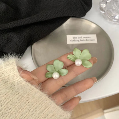 LATS 2025 Asymmetry Imitation Pearl Gardenias Stud Earrings for Women Girl New Fashion Flower Temperament Jewelry Accessories