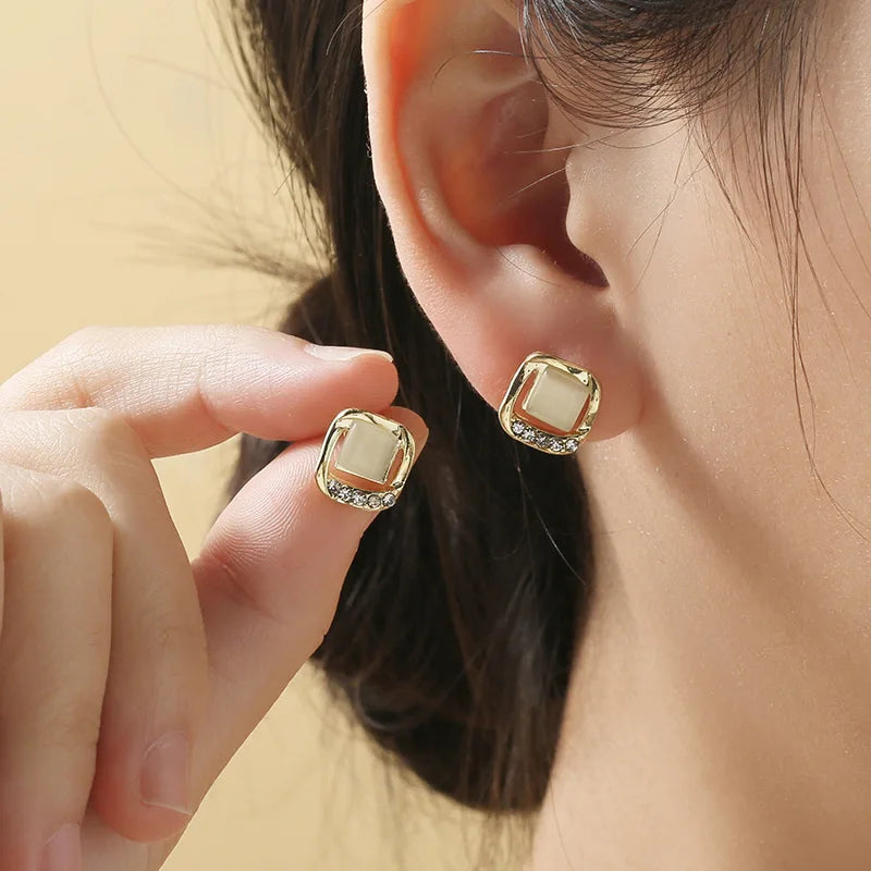 Exquisite Hollow Square Opal Crystal Stud Earrings for Women New Fashion Beautiful Crystal Ear Jewelry Wholesale