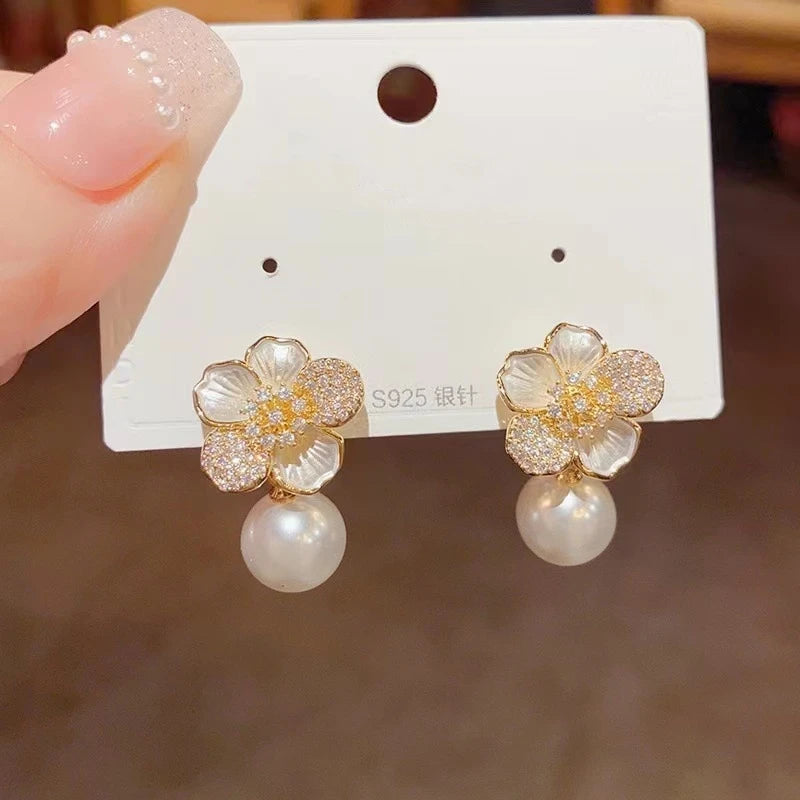 LATS 2025 Asymmetry Imitation Pearl Gardenias Stud Earrings for Women Girl New Fashion Flower Temperament Jewelry Accessories