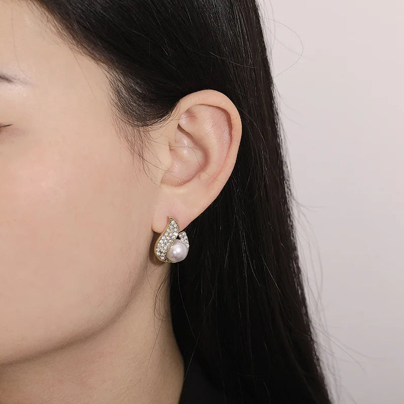 New Fashion Crystal Women's Unusual Earrings Gold Color Flame Pearl Stud Earrings Korean Style Ear Jewelry boucle d'oreilles