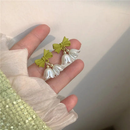 LATS 2025 Asymmetry Imitation Pearl Gardenias Stud Earrings for Women Girl New Fashion Flower Temperament Jewelry Accessories
