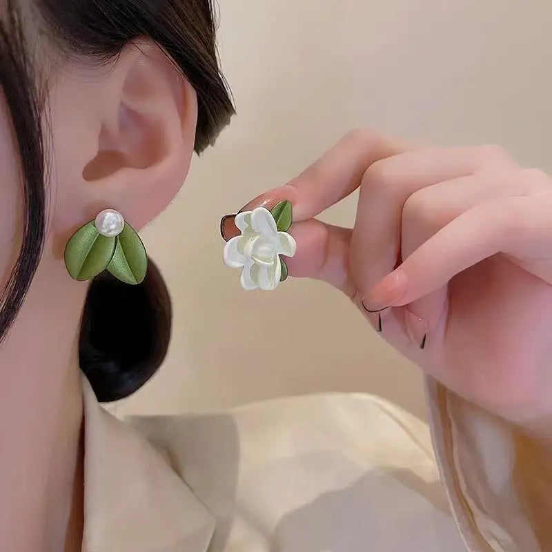 LATS 2025 Asymmetry Imitation Pearl Gardenias Stud Earrings for Women Girl New Fashion Flower Temperament Jewelry Accessories