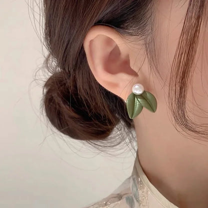 LATS 2025 Asymmetry Imitation Pearl Gardenias Stud Earrings for Women Girl New Fashion Flower Temperament Jewelry Accessories