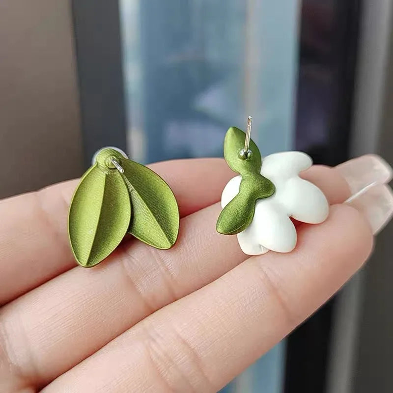 LATS 2025 Asymmetry Imitation Pearl Gardenias Stud Earrings for Women Girl New Fashion Flower Temperament Jewelry Accessories