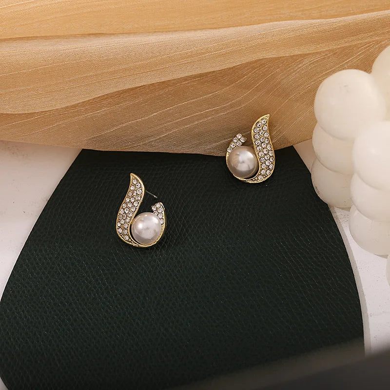 New Fashion Crystal Women's Unusual Earrings Gold Color Flame Pearl Stud Earrings Korean Style Ear Jewelry boucle d'oreilles