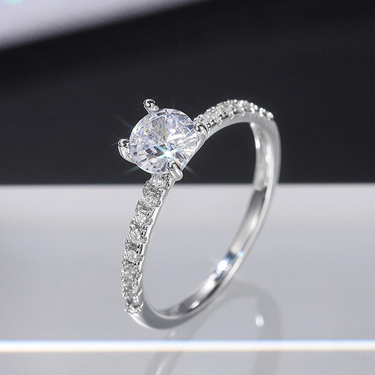 Classic 4 Claws Design Round Zirconia Women Wedding Engagement Rings  Available Low-key Bridal Jewelry Hot Sale